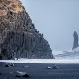 Diese surreale Landschaft entstand durch das Zusammentreffen von Lava mit dem kalten Nordatlantik. Der schwarze Strand und die beeindruckenden Basaltsäulen verleihen dem Ort auf Island eine mystische Stimmung. 