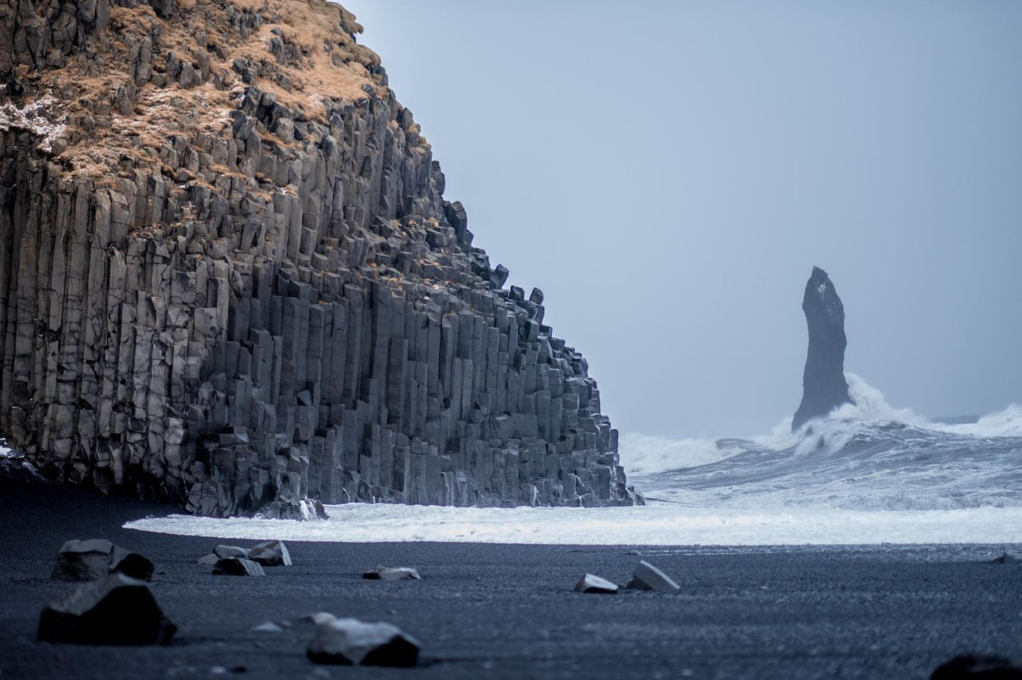 Diese surreale Landschaft entstand durch das Zusammentreffen von Lava mit dem kalten Nordatlantik. Der schwarze Strand und die beeindruckenden Basaltsäulen verleihen dem Ort auf Island eine mystische Stimmung. 