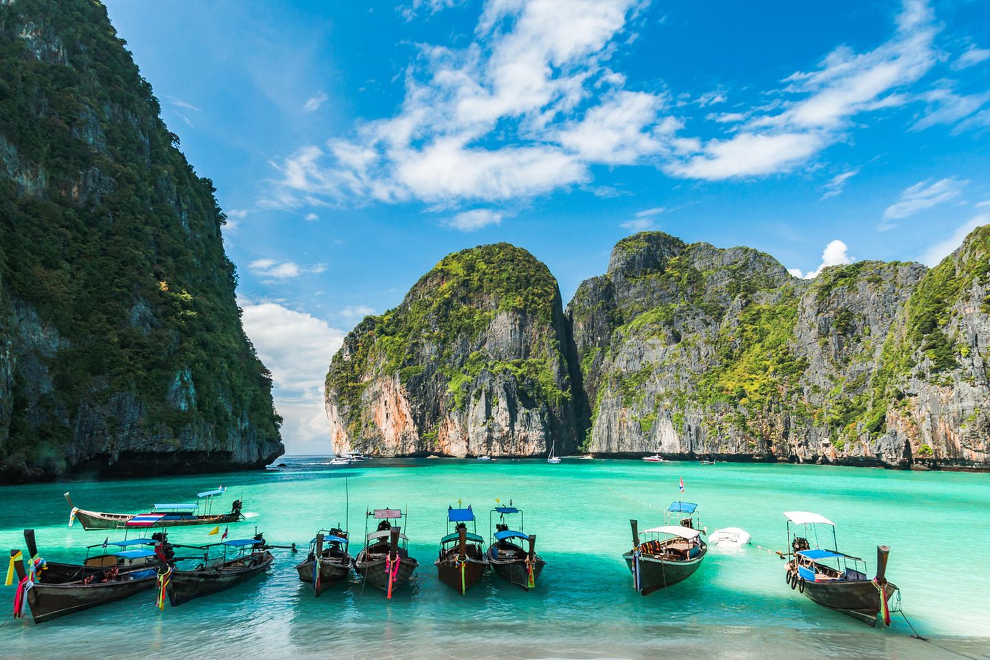 Der Film "The Beach" machte den Strand im Süden Thailands weltberühmt. Eine kleine Bucht mit kristallklarem Wasser, umrandet von Bäumen und sattgrünen Bergen. Doch wegen des großen Andrangs wurde sie in der Vergangenheit wiederholt für Touristen gesperrt – zum Schutz für die Umwelt. 