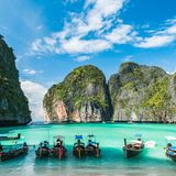 Der Film "The Beach" machte den Strand im Süden Thailands weltberühmt. Eine kleine Bucht mit kristallklarem Wasser, umrandet von Bäumen und sattgrünen Bergen. Doch wegen des großen Andrangs wurde sie in der Vergangenheit wiederholt für Touristen gesperrt – zum Schutz für die Umwelt. 