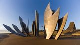 Der Omaha Beach in der Normandie ist ein historischer Landeplatz aus dem Zweiten Weltkrieg. Am 6. Juni 1944 sollen 175.000 amerikanische, britische und kanadische Soldaten Europa befreien – viele sterben schon in den ersten Minuten. Heute ist der Strand friedlich, doch Überbleibsel deutscher Bunker zeugen noch immer von der Vergangenheit. Die beeindruckende Edelstahlskulptur Les Braves steht zur Erinnerung an die gefallenen Soldaten an der Küste. "Beachatlas" hat hierfür den 10. Platz vergeben.