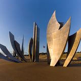 Der Omaha Beach in der Normandie ist ein historischer Landeplatz aus dem Zweiten Weltkrieg. Am 6. Juni 1944 sollen 175.000 amerikanische, britische und kanadische Soldaten Europa befreien – viele sterben schon in den ersten Minuten. Heute ist der Strand friedlich, doch Überbleibsel deutscher Bunker zeugen noch immer von der Vergangenheit. Die beeindruckende Edelstahlskulptur Les Braves steht zur Erinnerung an die gefallenen Soldaten an der Küste. "Beachatlas" hat hierfür den 10. Platz vergeben.
