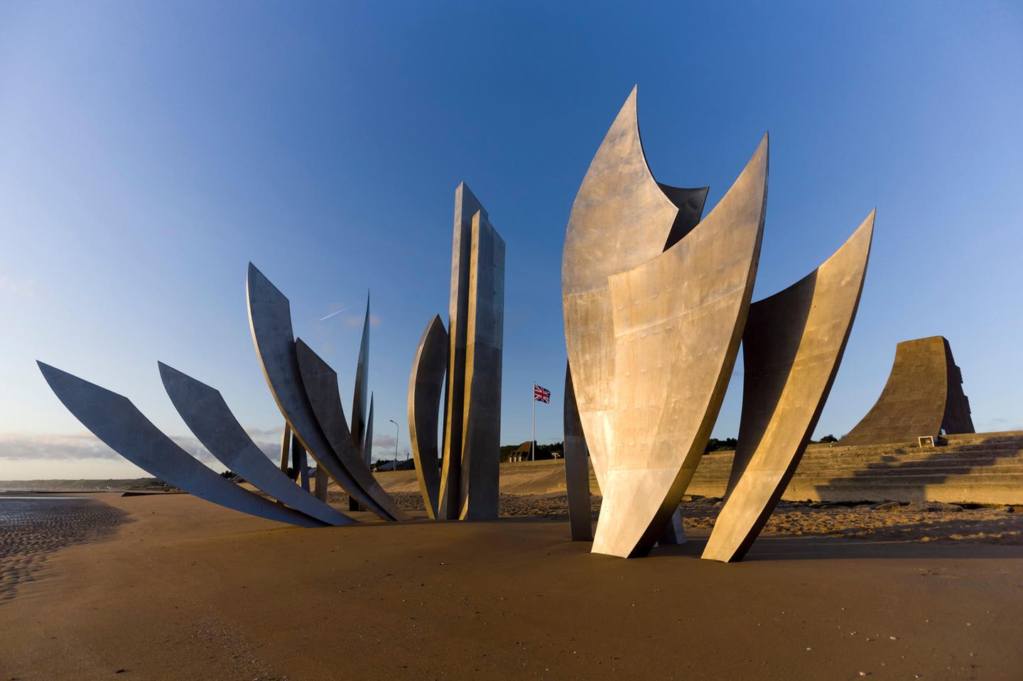 Der Omaha Beach in der Normandie ist ein historischer Landeplatz aus dem Zweiten Weltkrieg. Am 6. Juni 1944 sollen 175.000 amerikanische, britische und kanadische Soldaten Europa befreien – viele sterben schon in den ersten Minuten. Heute ist der Strand friedlich, doch Überbleibsel deutscher Bunker zeugen noch immer von der Vergangenheit. Die beeindruckende Edelstahlskulptur Les Braves steht zur Erinnerung an die gefallenen Soldaten an der Küste. "Beachatlas" hat hierfür den 10. Platz vergeben.