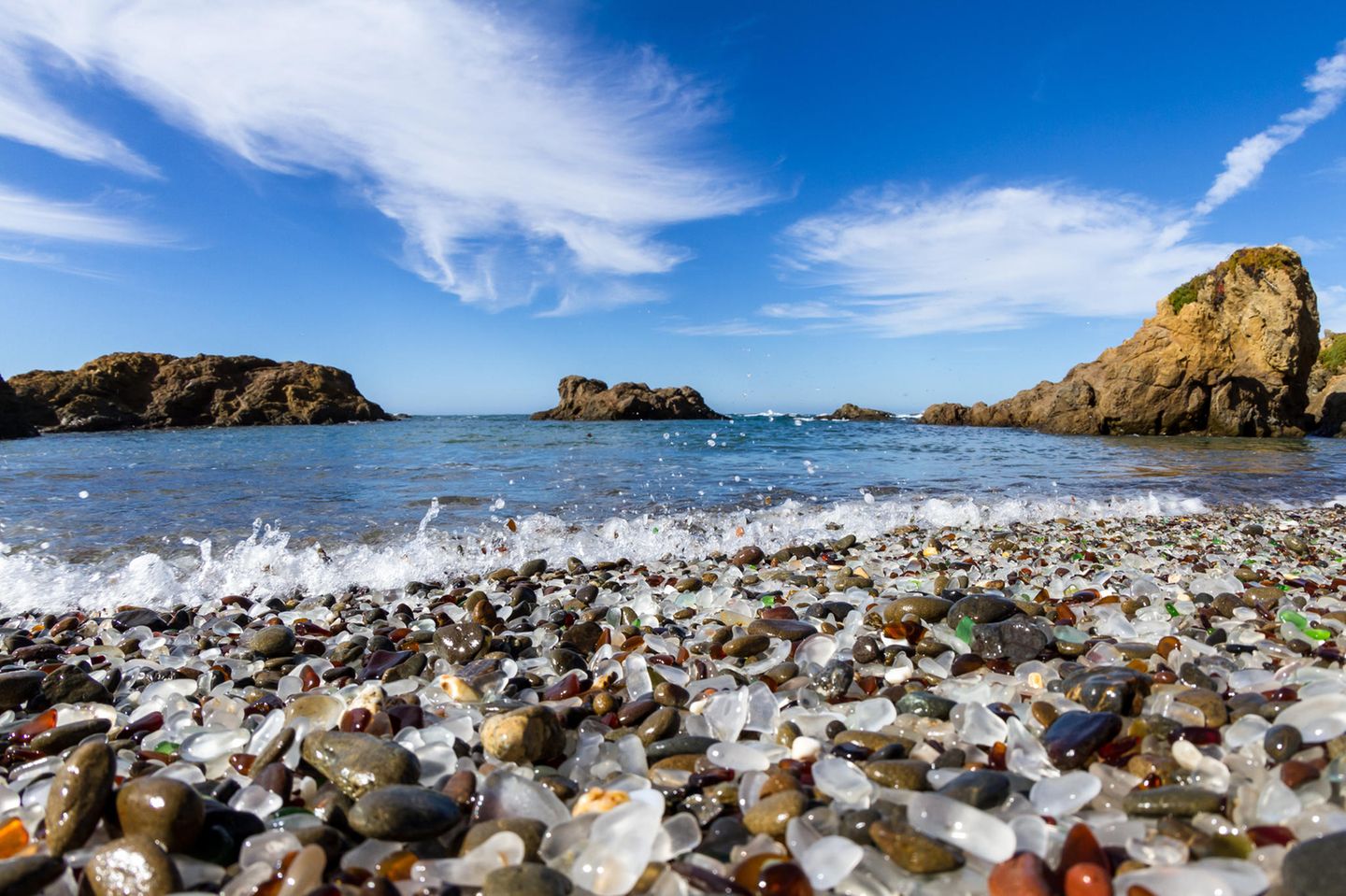 Der Glass Beach macht seinem Namen alle Ehre: Jahrzehntelang weggeworfenes, hier deponiertes Glas hat das Meer in funkelnde, bunte Glaskiesel verwandelt. Der kalifornische Strand wird jedes Jahr von Tausenden Menschen besucht und ist eine echte Attraktion in der Umgebung.