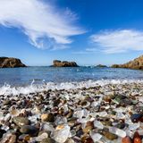 Der Glass Beach macht seinem Namen alle Ehre: Jahrzehntelang weggeworfenes, hier deponiertes Glas hat das Meer in funkelnde, bunte Glaskiesel verwandelt. Der kalifornische Strand wird jedes Jahr von Tausenden Menschen besucht und ist eine echte Attraktion in der Umgebung.
