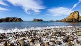 Der Glass Beach macht seinem Namen alle Ehre: Jahrzehntelang weggeworfenes, hier deponiertes Glas hat das Meer in funkelnde, bunte Glaskiesel verwandelt. Der kalifornische Strand wird jedes Jahr von Tausenden Menschen besucht und ist eine echte Attraktion in der Umgebung.
