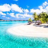 Willkommen im Paradies! Das Wasser glänzt türkisblau, der Strand ist fein und weich. Das Atoll in Französisch-Polynesien liegt nordwestlich von Tahiti, im Südpazifik. Dieses Postkartenmotiv wahrhaftig zu sehen hat allerdings seinen Preis: Bora Bora gehört zu den teuersten Reisezielen der Welt. 