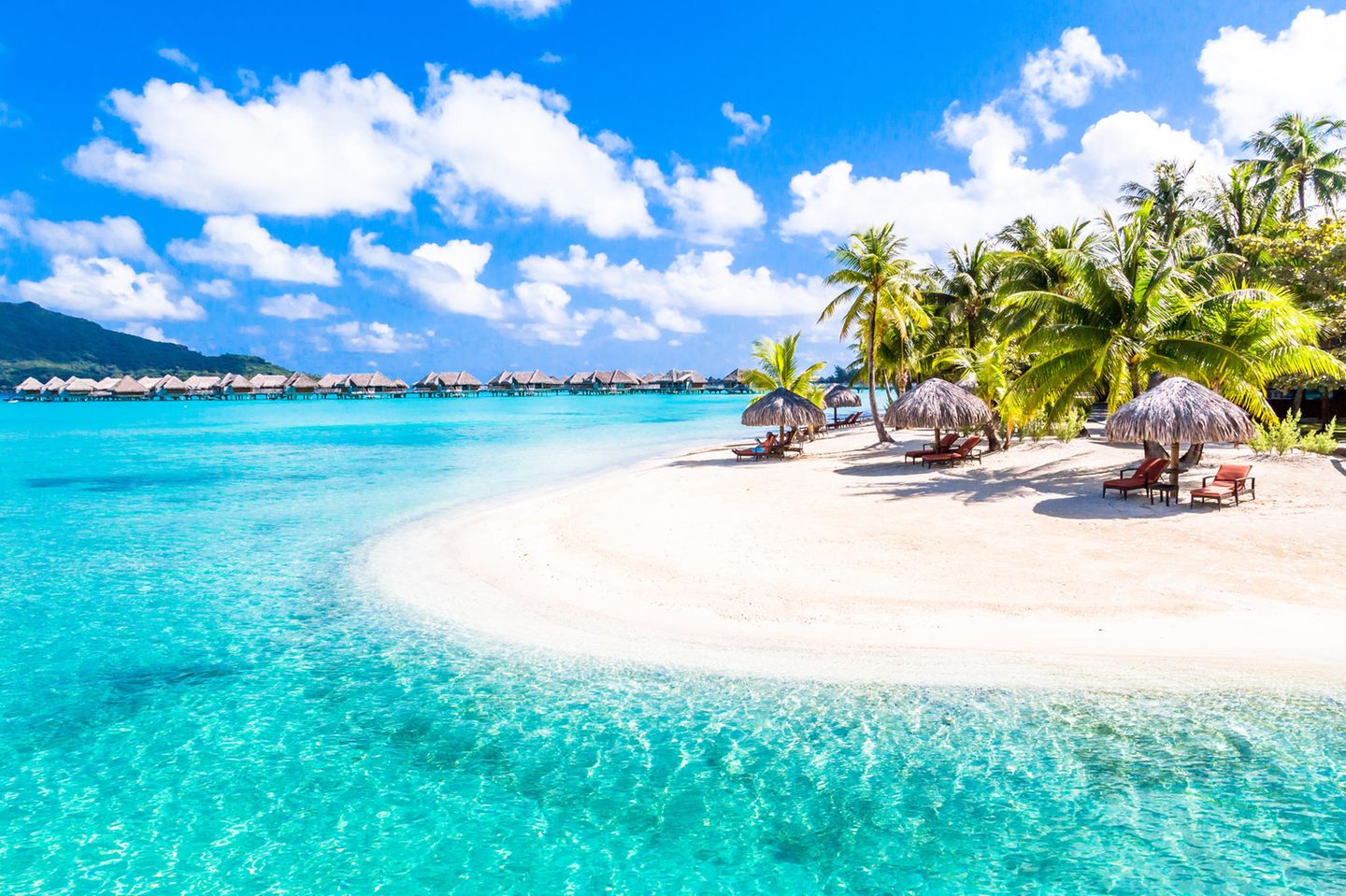 Willkommen im Paradies! Das Wasser glänzt türkisblau, der Strand ist fein und weich. Das Atoll in Französisch-Polynesien liegt nordwestlich von Tahiti, im Südpazifik. Dieses Postkartenmotiv wahrhaftig zu sehen hat allerdings seinen Preis: Bora Bora gehört zu den teuersten Reisezielen der Welt. 
