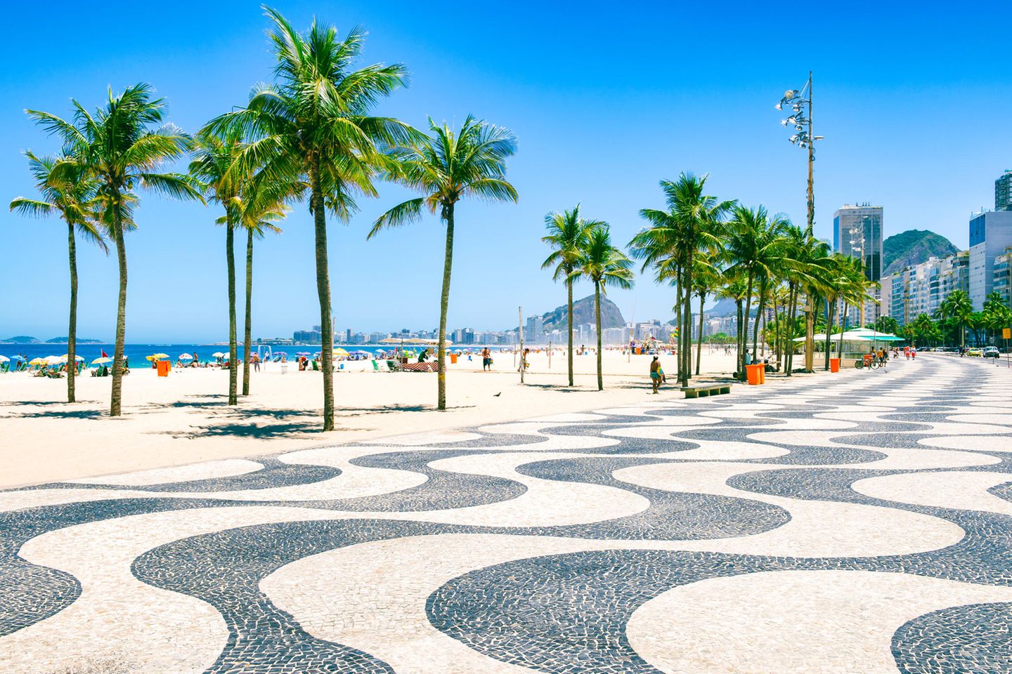 Einer der bekanntesten Strände der Welt darf in den Top Ten nicht fehlen. An der Copacabana in Rio de Janeiro pulsiert das Leben. Es gibt zahlreiche Bars, Restaurants und Geschäfte direkt am Strand. Die Mischung aus lebhafter Stimmung und faszinierender Natur machen einen Besuch zu einem besonderen Erlebnis. 
