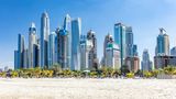 Mitten in Dubai verbindet sich das Stadtleben mit Entspannung am Strand. Der feine Sand und das klare Wasser laden zum Wassersport und zum Faulenzen ein. Im Gegensatz zu anderen Stränden in Dubai stehen hier keine riesigen Hotels in unmittelbarer Nähe, sondern Wohnhäuser. So kann man mit Einheimischen in Kontakt kommen und erhält Einblick in das Leben vor Ort.