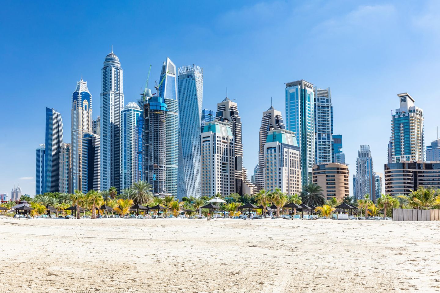 Mitten in Dubai verbindet sich das Stadtleben mit Entspannung am Strand. Der feine Sand und das klare Wasser laden zum Wassersport und zum Faulenzen ein. Im Gegensatz zu anderen Stränden in Dubai stehen hier keine riesigen Hotels in unmittelbarer Nähe, sondern Wohnhäuser. So kann man mit Einheimischen in Kontakt kommen und erhält Einblick in das Leben vor Ort.