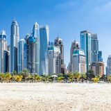 Mitten in Dubai verbindet sich das Stadtleben mit Entspannung am Strand. Der feine Sand und das klare Wasser laden zum Wassersport und zum Faulenzen ein. Im Gegensatz zu anderen Stränden in Dubai stehen hier keine riesigen Hotels in unmittelbarer Nähe, sondern Wohnhäuser. So kann man mit Einheimischen in Kontakt kommen und erhält Einblick in das Leben vor Ort.