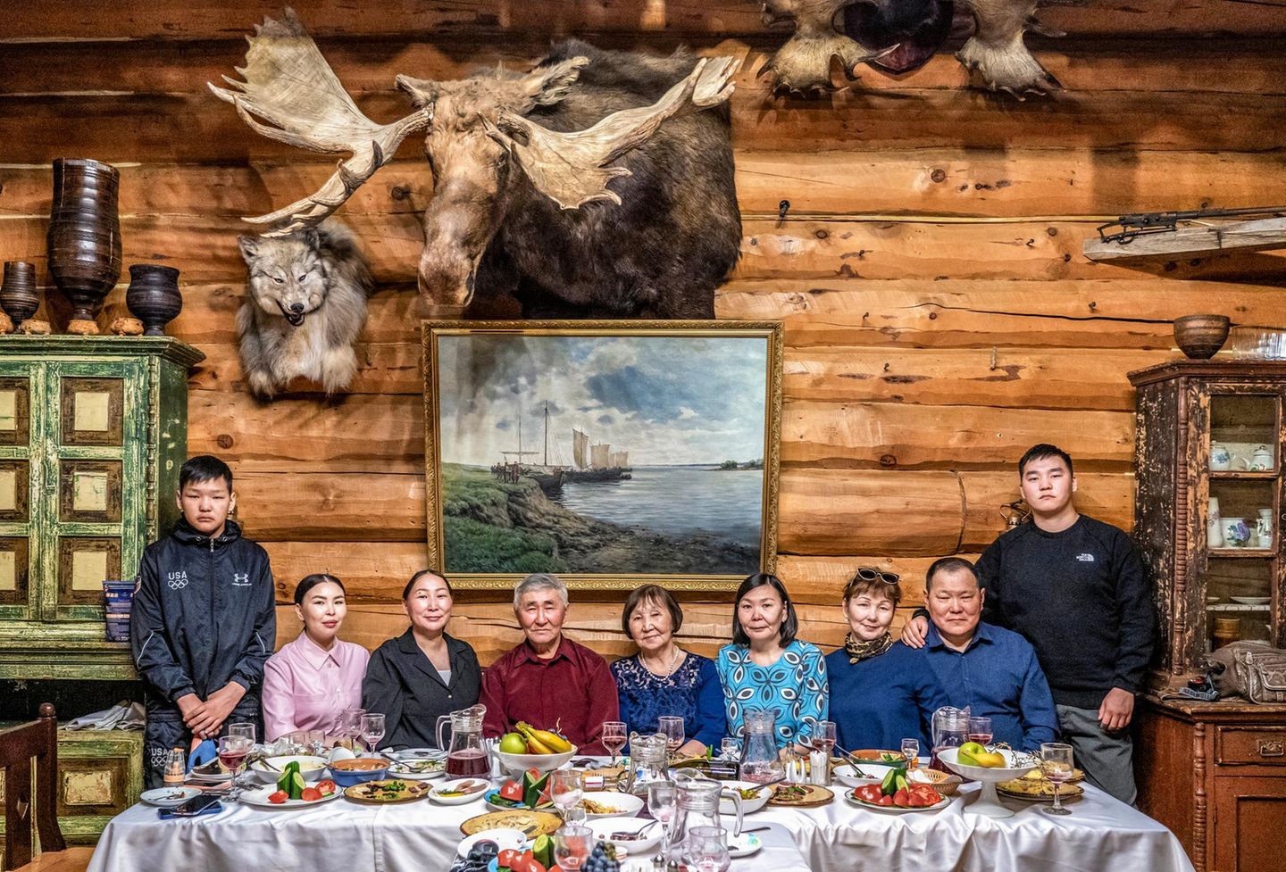 Zu seinem sechzigsten Geburtstag hat  Prokopij Tschemakow, ein berühmter Jäger (M.), seine Familie ins Lokal "Tschotschur Muran" nahe Jakutsk eingeladen