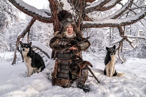 Eduard Romanow ruft in einem Winterwald nahe dem Weiler Ojmjakon die Naturgeister an: Mögen sie die Kälte an diesem Ort bewahren. Der Schamane ist ein bekannter Klimaaktivist. Eigentlich arbeitet er als Bauarbeiter in Jakutsk