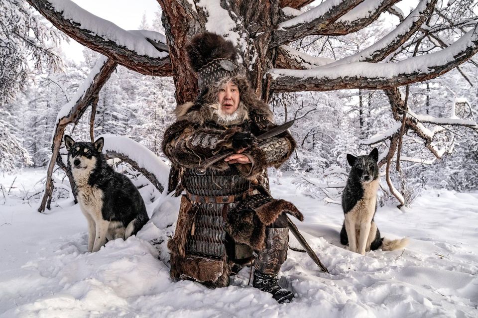 Eduard Romanow ruft in einem Winterwald nahe dem Weiler Ojmjakon die Naturgeister an: Mögen sie die Kälte an diesem Ort bewahren. Der Schamane ist ein bekannter Klimaaktivist. Eigentlich arbeitet er als Bauarbeiter in Jakutsk  1.5004