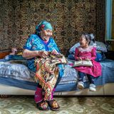 Wie die Zeit war, bevor wir sesshaft wurden? Galina Lasarewa erzählt Urenkeltochter Sofia aus ihrem 82-jährigen Leben. Auch davon, wie sie einst für die Goldsucher arbeitete, die vom Naturwissen der Ewenken profitierten