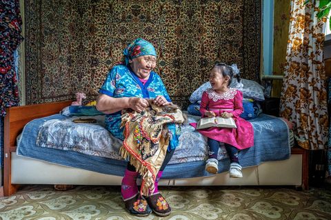 Wie die Zeit war, bevor wir sesshaft wurden? Galina Lasarewa erzählt Urenkeltochter Sofia aus ihrem 82-jährigen Leben. Auch davon, wie sie einst für die Goldsucher arbeitete, die vom Naturwissen der Ewenken profitierten