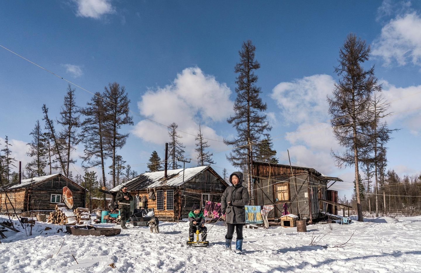Wenn die Temperatur unter −40° Celsius fällt, machen auch die Goldsucher in der Ijengra-Region Winterpause. Dann ziehen Ewenken-Familien in deren Hütten. Sie werden dafür bezahlt, dass sie Maschinen und Werkzeuge bewachen