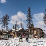Wenn die Temperatur unter −40° Celsius fällt, machen auch die Goldsucher in der Ijengra-Region Winterpause. Dann ziehen Ewenken-Familien in deren Hütten. Sie werden dafür bezahlt, dass sie Maschinen und Werkzeuge bewachen