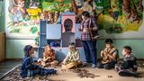 Die Kinder bekommen in Ijengra Nachhilfe in ewenkischer Sprache. Die russische Kultur ist allgegenwärtig, dominiert auch die Wandmalereien des Kindergartens. "Doktor Aibolit" ist ein Kinderbuchklassiker. Aibolit, das heißt: "Autsch, es tut weh!"
