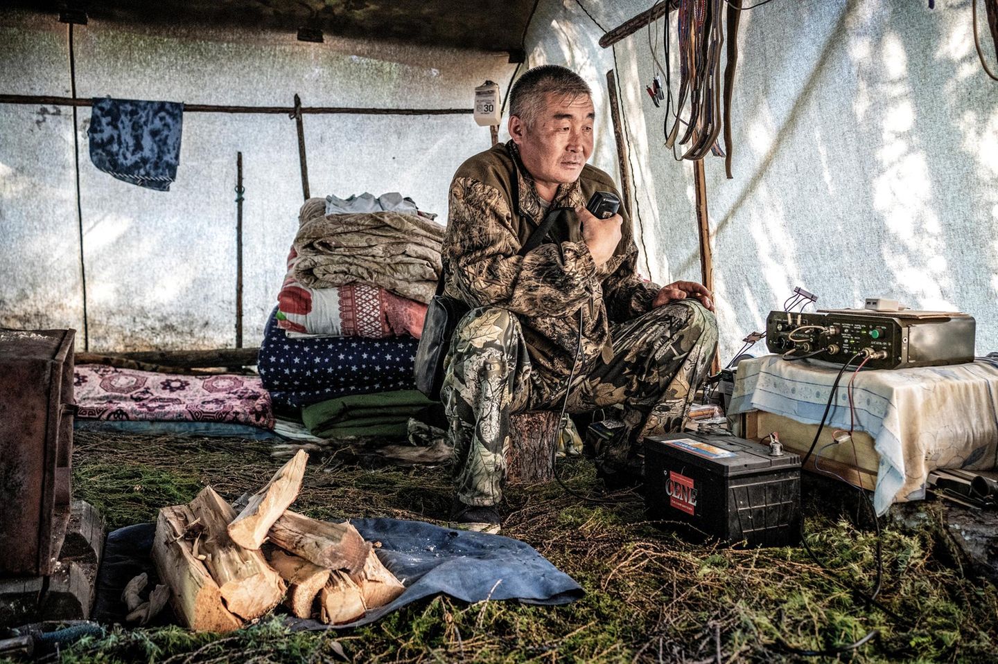 Alexej Kurbaltinow fahndet über Funk nach vier verloren gegangenen Rentieren. Er vermutet sie bei den Goldminen in der Nähe von Ijengra – ein gefährlicher Ort für Mensch und Tier. Das Trinkwasser ist mit Chemikalien verseucht, und die Wachhunde der Minenarbeiter fallen oft die Rentiere an