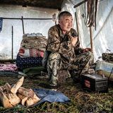 Alexej Kurbaltinow fahndet über Funk nach vier verloren gegangenen Rentieren. Er vermutet sie bei den Goldminen in der Nähe von Ijengra – ein gefährlicher Ort für Mensch und Tier. Das Trinkwasser ist mit Chemikalien verseucht, und die Wachhunde der Minenarbeiter fallen oft die Rentiere an