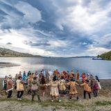 An einem Sommermorgen treffen sich Ewenken aus neun russischen Regionen am Baikalsee zu einem rituellen Tanz: Ihr Volk hat dort seinen Ursprung. Ihre politische Vertretung RAIPON (Russian Association of Indigenous People of the North) hat Putin weitgehend ausgehebelt - mit einem linientreuen Vorsitzenden