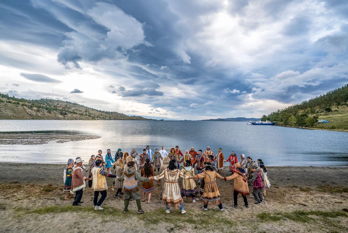 An einem Sommermorgen treffen sich Ewenken aus neun russischen Regionen am Baikalsee zu einem rituellen Tanz: Ihr Volk hat dort seinen Ursprung. Ihre politische Vertretung RAIPON (Russian Association of Indigenous People of the North) hat Putin weitgehend ausgehebelt - mit einem linientreuen Vorsitzenden