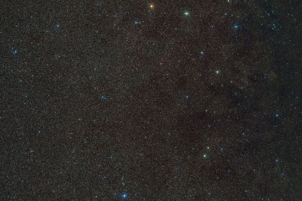 Weitwinkelausschnitt der die Sterne in der Umgebung von "Gaia BH3" zeigt