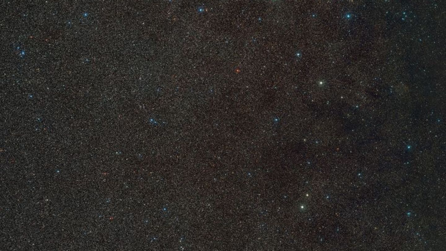 Weitwinkelausschnitt der die Sterne in der Umgebung von "Gaia BH3" zeigt