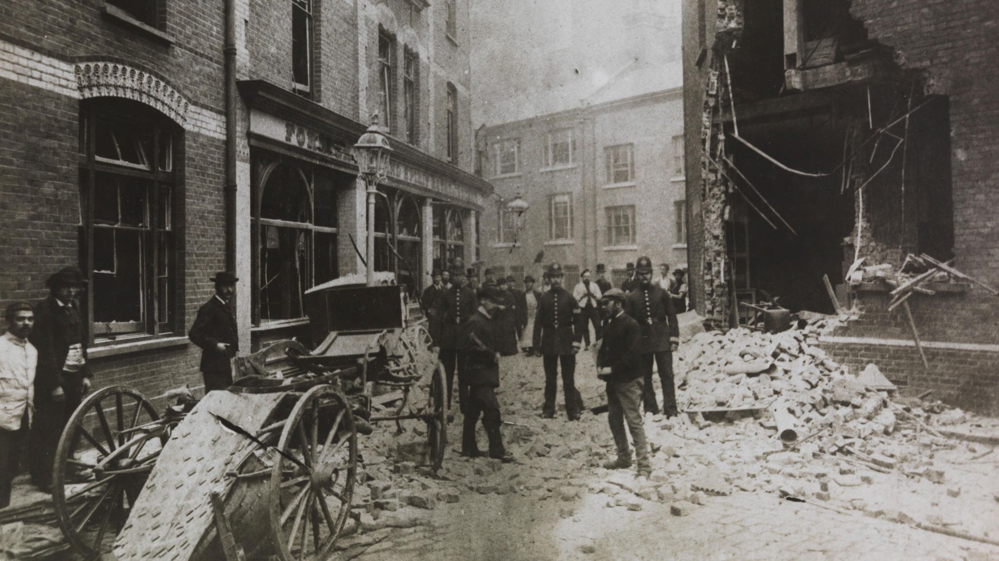 Scotland Yard nach der Explosion einer Bombe
