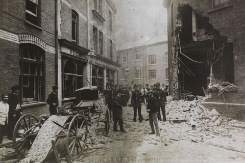 Scotland Yard nach der Explosion einer Bombe