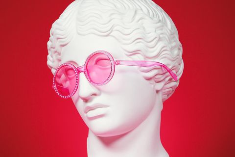 Skulptur mit Sonnenbrille auf dem Gesicht