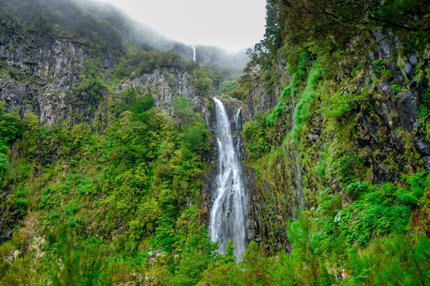 Rabaçal: Hinauf zu den 25 Quellen Madeiras Wasserfall im Park Rabaçal auf Madeira