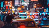 Taxi zwischen Passanten, Nachtstimmung