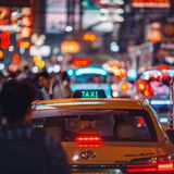 Taxi zwischen Passanten, Nachtstimmung