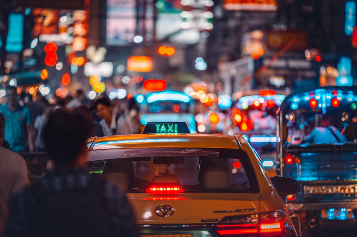 21 Uhr: Passanten fluten die Straßen Taxi zwischen Passanten, Nachtstimmung