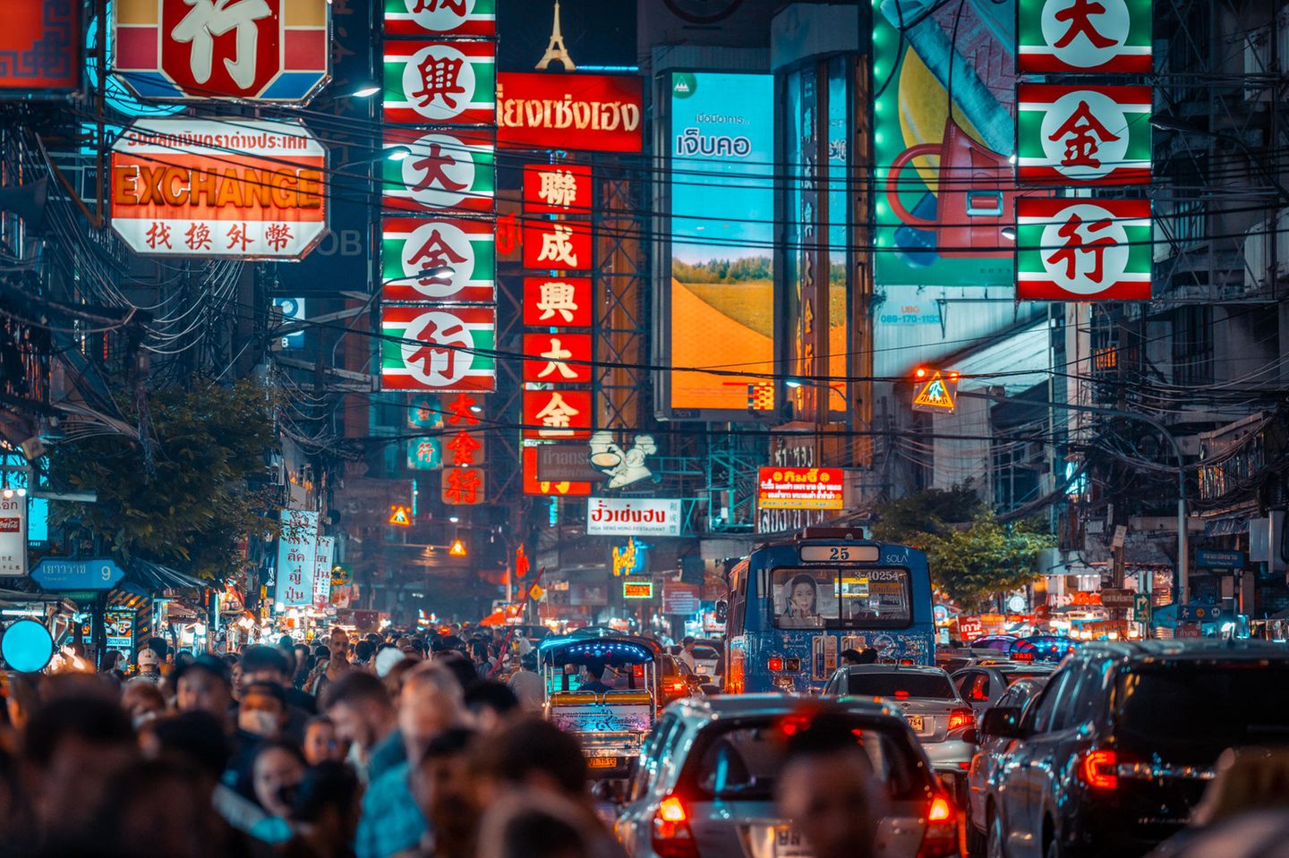 23 Uhr: Stillstand in Chinatown Tuktuks, Autos, Menschen, Leuchtreklamen: eine Straßenstimmung in der Nacht