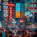 Tuktuks, Autos, Menschen, Leuchtreklamen: eine Straßenstimmung in der Nacht