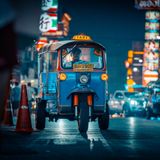 Dreirädriges Tuk-Tuktuk mit Fahrer in einer Straße, Neonreklamen, Nachtstimmung