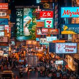 Neonlichter, Straße übervoll mit Menschen