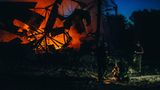 Feuerwehrleute löschen einen Brand
