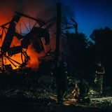 Feuerwehrleute löschen einen Brand