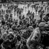 Migranten überqueren einen Fluss