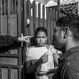 Personen warten an einem Tor