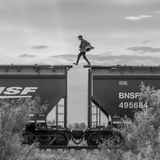 Mann geht auf einem Zug entlang