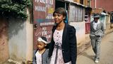 Frau, Vater und Tochter gehen in die Kirche