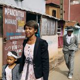 Frau, Vater und Tochter gehen in die Kirche