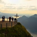 Personen stehen auf einer Plattform