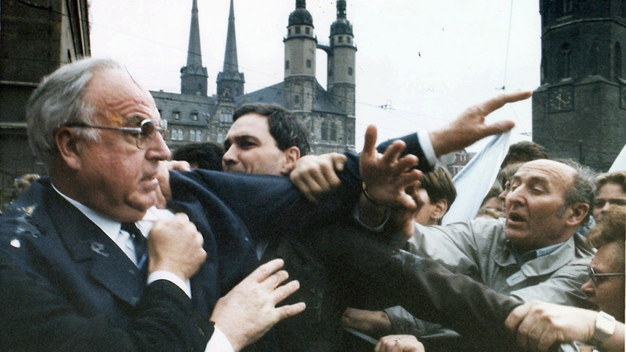 Bundeskanzler Kohl wird in Halle von wütenden Demonstranten in einem Handgemenge attackiert